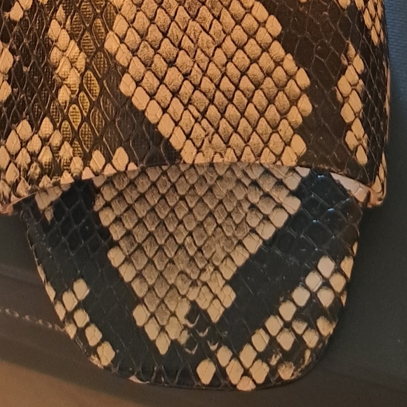 Vince Camuto, VC-Saisha Sling back, size 11M, color Black/Grey Snake Cruzeiro. - Picture 4 of 8